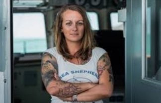 Faşizmin bize dayattıklarını reddediyoruz. 
Kimin ‘kahraman’, kimin ‘yasadışı’ olduğuna karar verecek otoritelere ihtiyacımız yok.
Pia Klemp