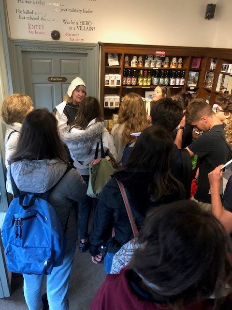 Cromwells_House's tweet image. Our guides looking amazing in their costumes this afternoon as they take a group of Italian Students through Oliver Cromwell&apos;s House - for tour group information, please email info@visitely.org.uk 01353 662062n #guidedtours #languagestudents #italy #learnenglish #englishhistory