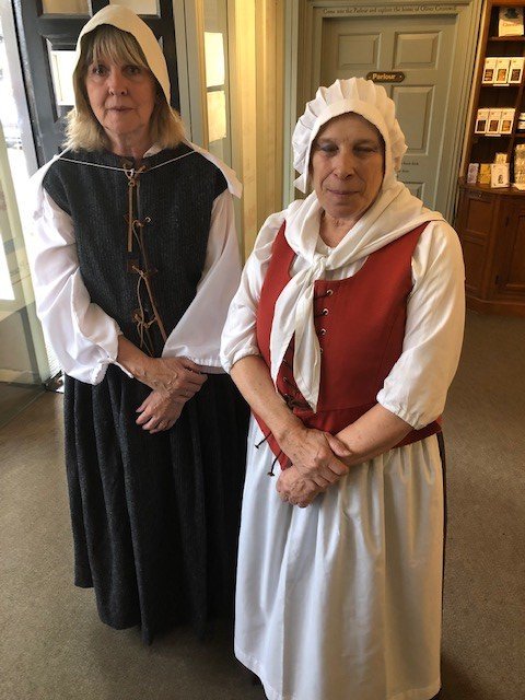 Cromwells_House's tweet image. Our guides looking amazing in their costumes this afternoon as they take a group of Italian Students through Oliver Cromwell&apos;s House - for tour group information, please email info@visitely.org.uk 01353 662062n #guidedtours #languagestudents #italy #learnenglish #englishhistory