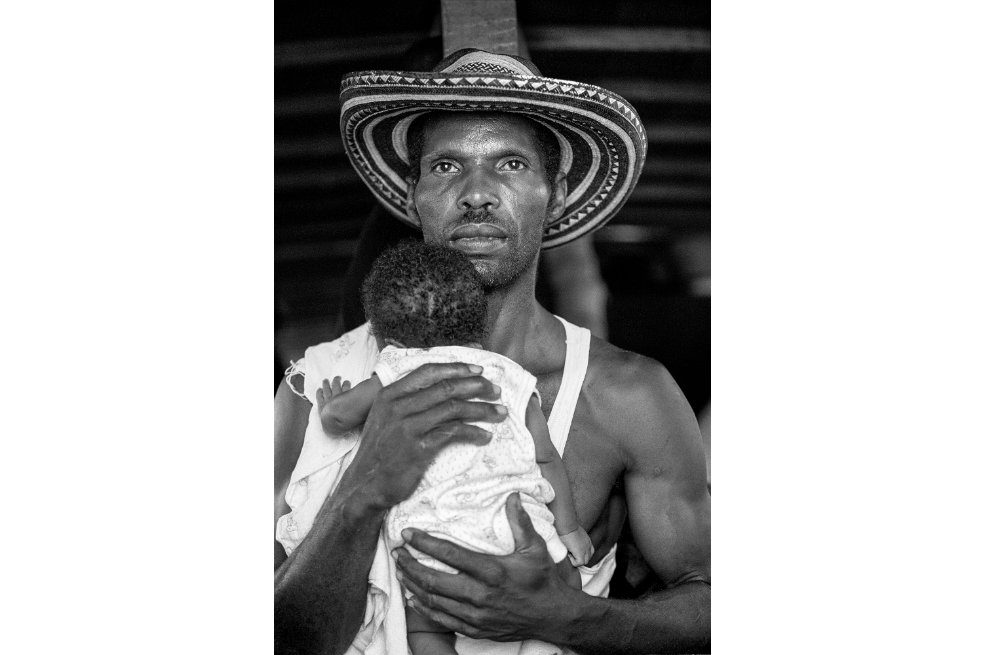 elespectador's tweet photo. Memorias y retratos: antología de la guerra por Jesús Abad Colorado https://t.co/DmxXZRpZTt https://t.co/j4dUF6CPYC