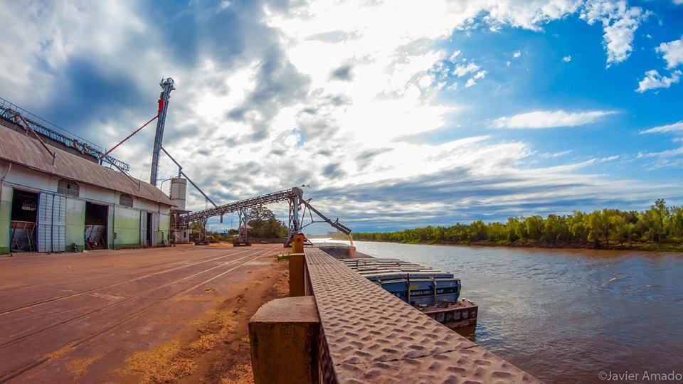 🚢 PUERTO DE BARRANQUERAS: 12 MILLONES DE DÓLARES INVERSIÓN PARA OPTIMIZAR LA CONECTIVIDAD.
La refuncionalización proyectada conectará la autovía Nicolás Ave­llaneda con el ingreso al elevador terminal y mejoras claves en torno al puerto.