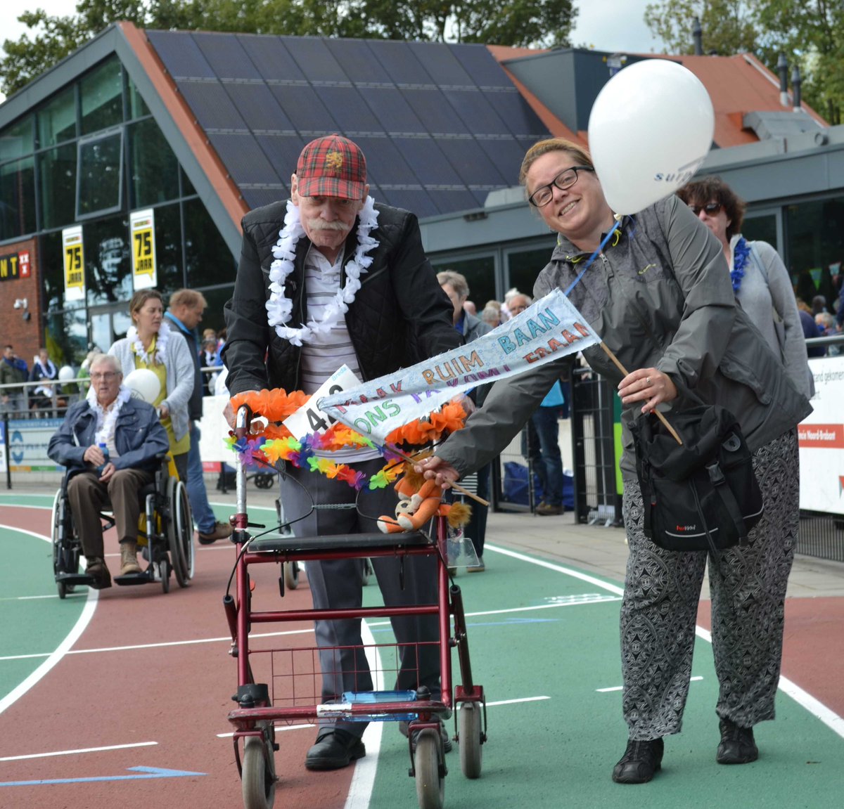 De #rollatorloop valt dit jaar op #burendag, namelijk 28 september. Doe eens gek en neem je bejaarde buurman of -vrouw mee op een gezellig uitje. 👵 ☕️ 🥇