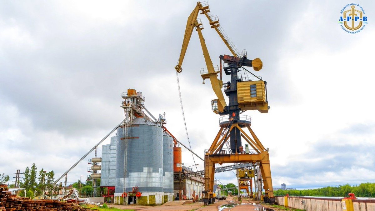 Consistirá en conectar la autovía con un nuevo acceso, primero hasta el elevador terminal de granos, y después se extenderá la pavimentación hasta el puerto con un amplio estacionamiento de camiones, y de hecho quedará planteada una costanera para la ciudad portuaria. #Puertos 🚛