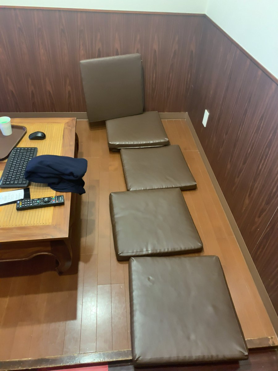 R Tsubame 快活clubのファミリールームは平日だと1人利用でも通常ブース扱いの料金になるのはバグ技ではないかと思う クッションを縦に並べれば一応横になれるし 空調と照明は調整可能だから快適性は一定水準以上ですし R Tsubame 快活clubのファミリールームは平日だと1人利用でも通常ブース扱いの料金になるのはバグ技ではないかと思う クッションを縦に並べれば一応横になれるし 空調と照明は調整可能だから快適性は一定水準以上ですし