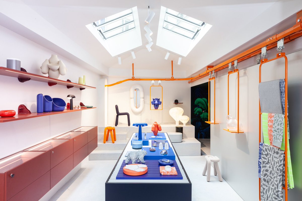 v_lorelle's tweet photo. Pour ses 10 ans, la maison d’édition #design #Moustache ouvre sa première boutique physique @Paris : 90 m2 17 rue Beaurepaire sur le canal Saint-Martin pour accueillir des créations #FrançoisAzambourg #ConstanceGuisset #BenjaminGraindorge #IngaSempé ... Bon anniversaire 🎂🎁 https://t.co/B0CW4Oo6OR