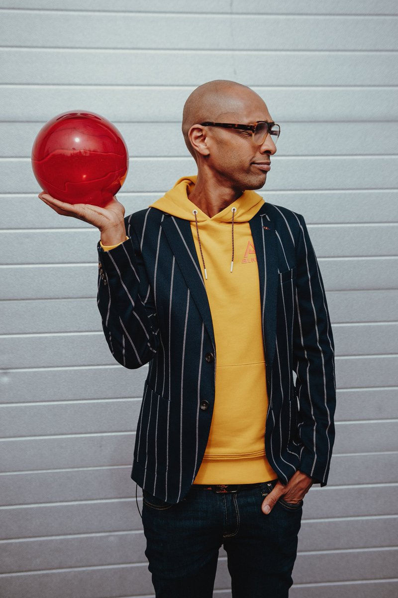 Die #kugel und ich sind auch bereit.
<a href="/RalfDuemmel/">Ralf Dümmel</a> <a href="/maschmeyer/">Carsten Maschmeyer</a> @voxdhdl <a href="/VOXde/">VOX</a> <a href="/JudithWilliams/">Judith Williams</a> <a href="/frank_thelen/">Frank Thelen</a> <a href="/NilsGlagau/">Nils Glagau</a> <a href="/DWoehrl/">Dagmar Wöhrl</a> #dhdl #host #moderator #startups #liebe