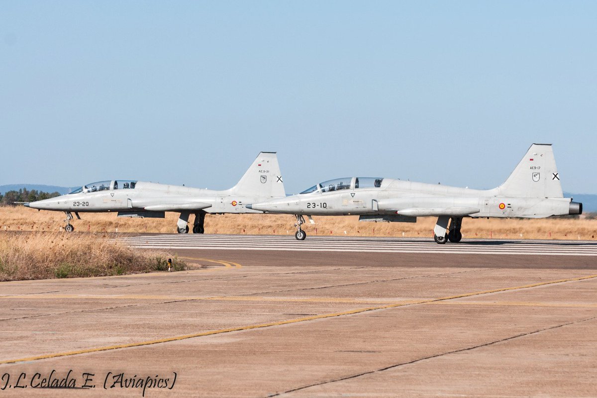 FOTOgrAAMA's tweet photo. José Luís Celada @joseluiscel deja constancia con estas fotos  📷 de su paso por el #Spotterday en #BATalaveraLaReal con los #F5 #PatasNegras #Freedomfighter #Badajoz @EjercitoAire #Ala23 #FOTOGRAAMA @AmigosMuseoAire #amigosmuseoaire #planespotting #Avgeeks #Avgeek #Spotter https://t.co/NRuNnF2Jqq