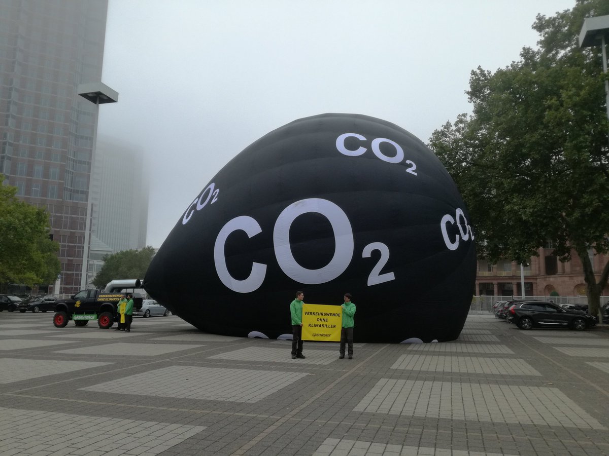 JuliusRuecker's tweet photo. @greenpeace_de demonstriert vor der #IAA19 für eine echte #verkehrswende. Neue #SUV helfen leider nicht die #emissionen im Verkehr zu reduzieren. Was wir wirklich brauchen sind innovative Nutzungskonzepte und vor allem einen starken #ÖV. https://t.co/bXhcniLWOi