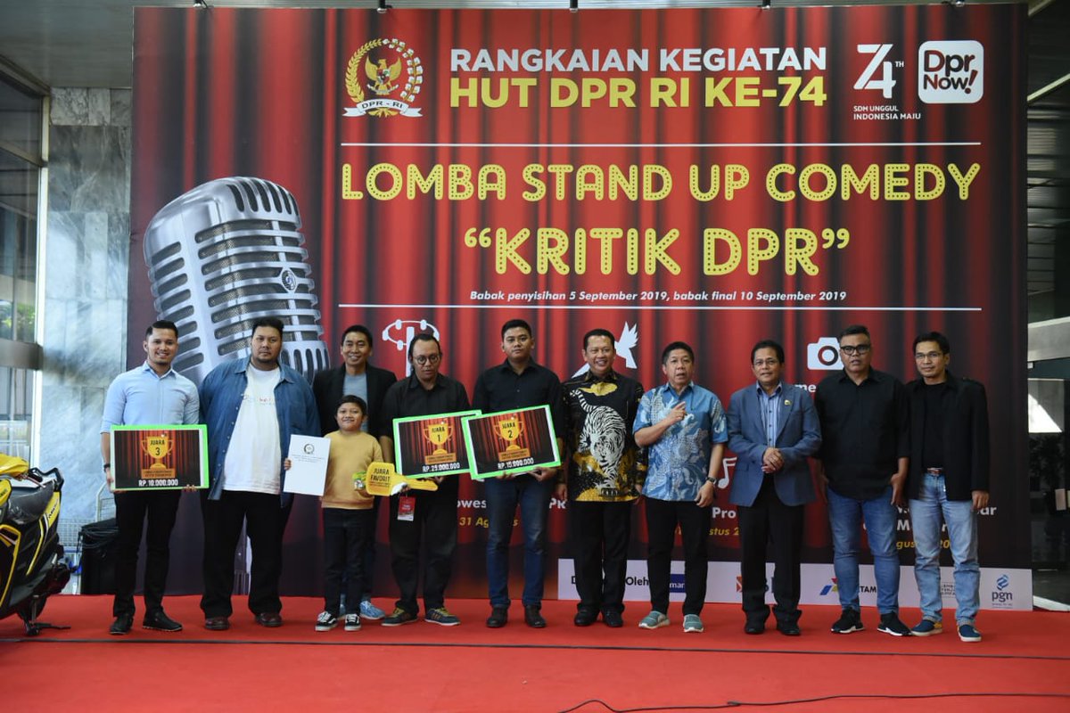 DPR_RI's tweet photo. Ketua DPR RI Bambang Soesatyo menyerahkan hadiah kepada para pemenang Lomba Stand Up Comedy "Kritik DPR 2019", di Lobby Gedung Nusantara III DPR RI, Selasa 10 September 2019. #HUT74DPR #74TahunDPR #StandUpComedy #LombaKritikDPR https://t.co/UgPa4xPcLV