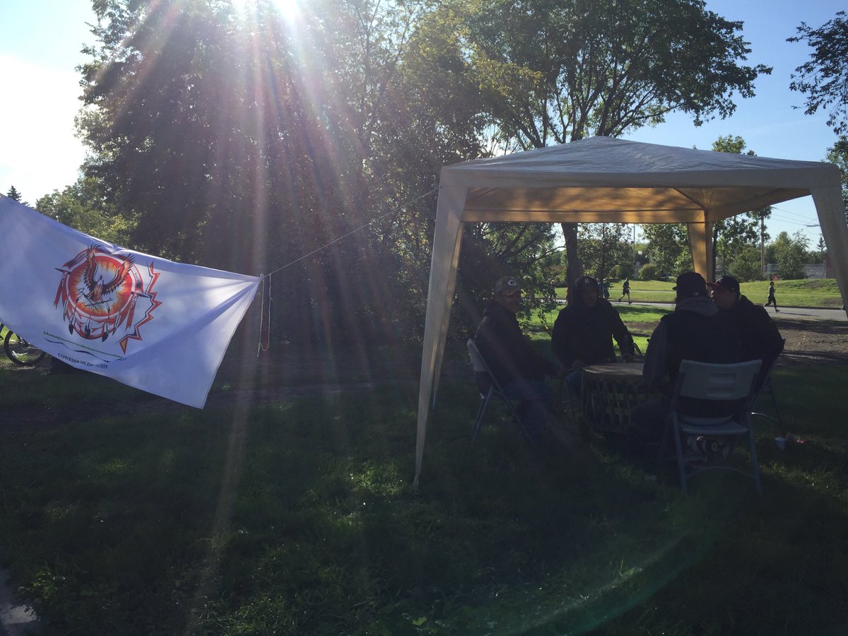 Thank you #CowessessFirstNation & the volunteers for our ⁦@RunQCM⁩ Refreshment Station.  #BuffaloLodge Singers & Drummers were amazing! Thank you for sharing the much needed energy to all runners! #WeAreAllTreatyPeople #Reconciliation  Hiy Hiy!