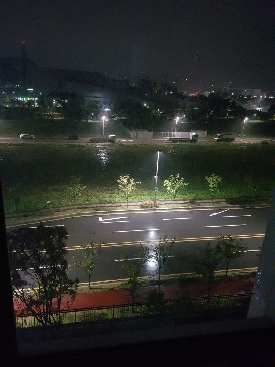 비가 내려주고
바람이 불어주고
이렇게 밤이 되어
창 밖을 볼 수 있는
시간을 허락하니
인생은
내게 많은걸 주었구나!