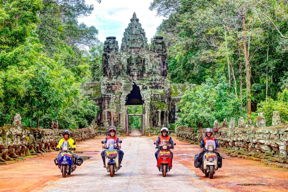 ScomadiThailand's tweet photo. 🇹🇭🇬🇧 เดอะ แก๊ง สโกมาดิ อิน กัมพูชา รูปนี้เฉียบ 😍 🛵 👉 🇰🇭 Cr.เฉาก๊วย จำนาญศิลป์ #scomadi #scomadithailand #scooter #UKscooter #UKborn #amodernclassic #theclassicspiritliveson #TT200 #TT200i #เสือดำ #สโกมาดิ #ScomadiRideToCambodia #Touring #ScomadiTouring #Cambodia https://t.co/tWQbRZ55OT