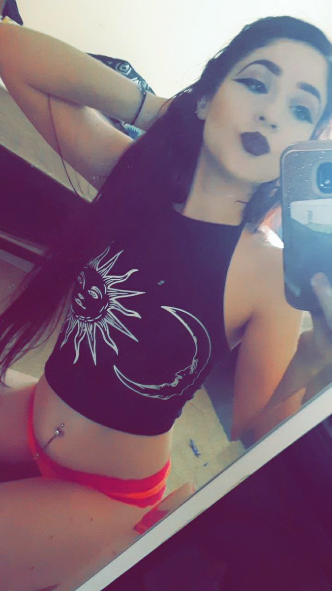 HazellMoon's tweet photo. Getting online now💕 come hangout wiff mee https://t.co/xQow7FppVQ
