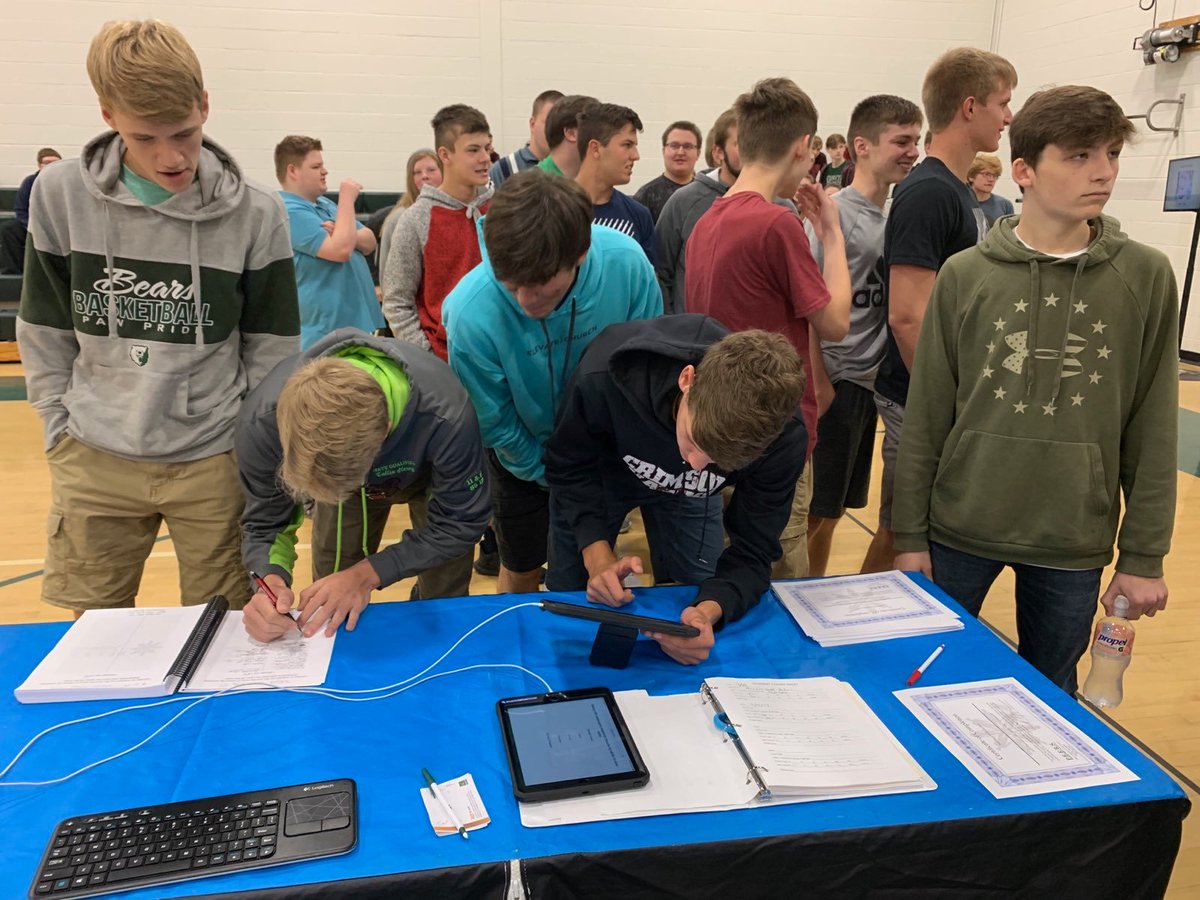 PEERSFdn's tweet photo. Students at #UnionCityJrSrHighSchool in PA pledge to eliminate distractions behind the wheel after experiencing our distracted driving prevention simulator, #ARDDES. With the help of @StateFarm, students understand the consequences to their actions. #Drive2N2 @SF_DavePhillips https://t.co/hamb0z8UVb