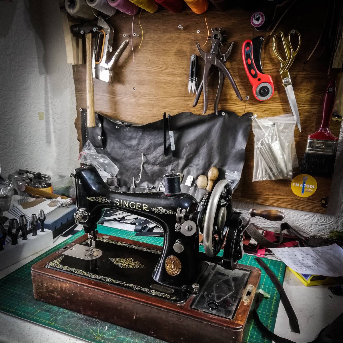 Cracking out the old singer sowing machine for some bag linings. Not often I get to use the machine, 
.
.
#sowingmachine #antique #singer #sowing #leatherwork #bag #workbench