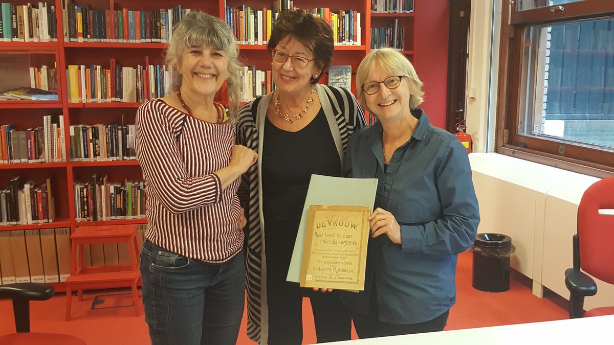 Auteur/ filmmaker @HelladeJonge bij @AtriaNieuws. Archivaris Susanne Neugebauer laat historisch materiaal van Aletta Jacobs zien voor documentaire over hartklachten bij vrouwen. Succes Hella! @Hartstichting @MaasAngela