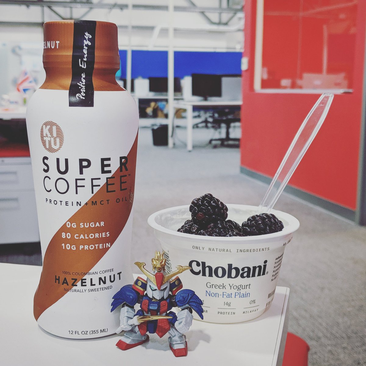 StudioMiscast's tweet photo. I've always had trouble balancing eating well while at work because I'm so busy, but I've started to figure out breakfasts that work for me!
#breakfast #goodmorning #supercoffee #chobani #breakfastatwork #officelife #gundam #zetagundam https://t.co/0k7ZaGBjoJ