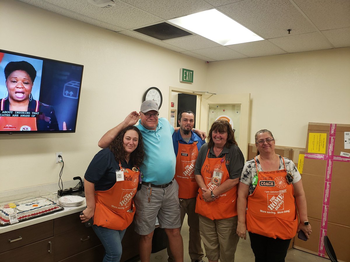 Got to deliver DIAMOND #3 to one of the most amazing cashiers! Outstanding performance Randy! Well Deserved 🏆🧨🎉
<a href="/SMaurice2/">Sally Maurice</a> <a href="/KaliTerryTHD/">Kali Terry-DHRM D137</a> <a href="/Justin_L_Harris/">Justin Harris</a> @fasteddie6513