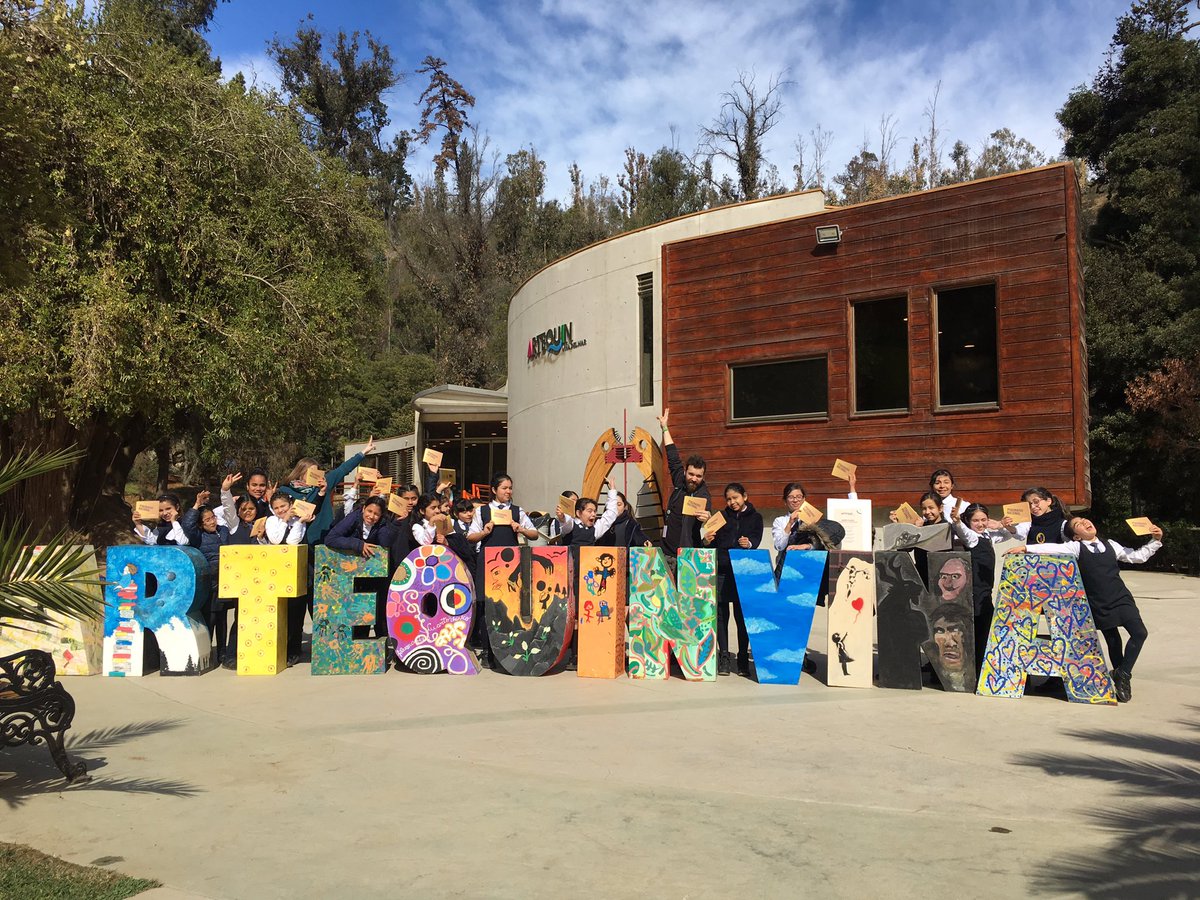 ArtequinVina's tweet photo. Las niñas del 5°A de la Escuela República del Ecuador vinieron hoy a acompañarnos en el #lanzamiento del manual gráfico sobre el pintor y grabador #NemesioAntúnez 🔸 Conocimos parte de su obra e hicimos un colorido taller de #monocopia para acercarnos a la técnica del #grabado 🔸 https://t.co/WVqSVtDanJ
