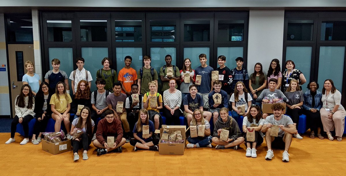 InteractGohs's tweet photo. GOHS interact yesterday for meals on wheels! #gohsinteract #gohs #conroeisd #conroe #thewoodlands #interact https://t.co/XQDcL2Ou16