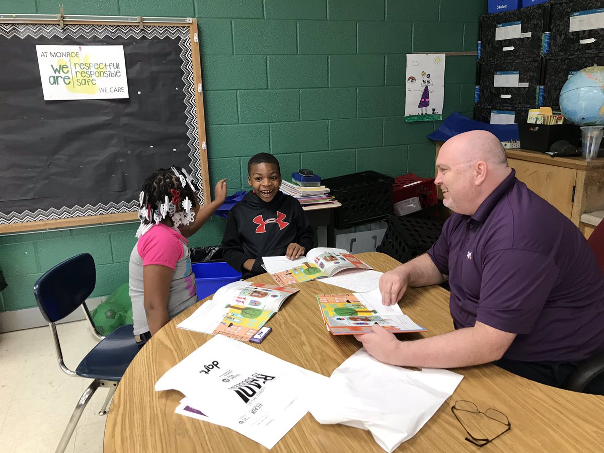ridedart's tweet image. Thanks @UnitedWayCI for providing thousands of adults in central Iowa with an opportunity to connect with their community today during Day of Action. DART volunteers had a blast reading with students at Monroe Elementary.