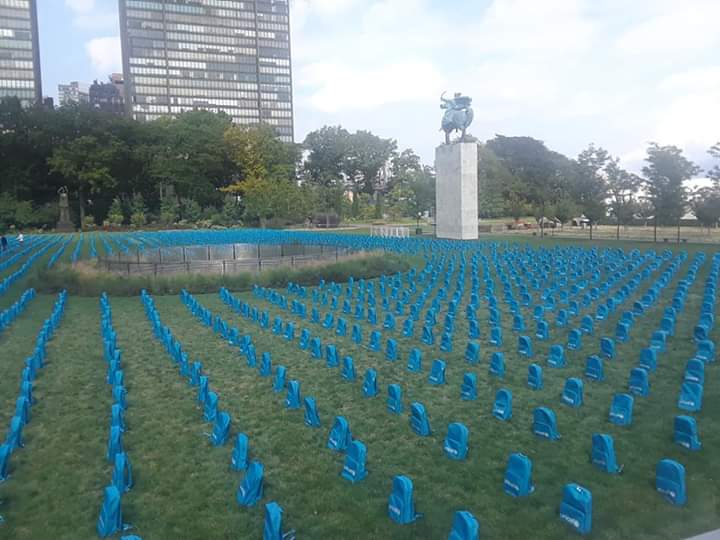inmigranchile's tweet photo. Tres mil 758 mochilas de #Unicef están hoy sobre el césped a la entrada de la #ONU: cada una representa a un niño que murió en un conflicto. https://t.co/XgDeWw5FnE