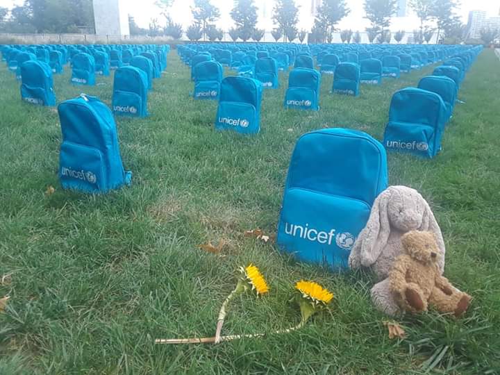 inmigranchile's tweet photo. Tres mil 758 mochilas de #Unicef están hoy sobre el césped a la entrada de la #ONU: cada una representa a un niño que murió en un conflicto. https://t.co/XgDeWw5FnE