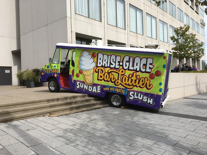 Ce camion de rue s'est retrouvé en bien mauvaise position mardi matin, près de l'Hôtel Hilton, à Québec. Ça n'a pas empêché le chauffeur d'offrir tout de même le service de bar laitier.  Crédit: Bruno Giguère.
#rcqc