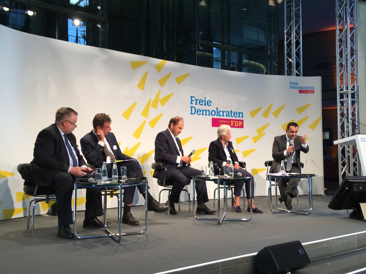 mueller_haerlin's tweet photo. Wrap-up von #IPdigital von @fdpbt mit @DjirSarai, @MAStrackZi, Michael Link, @HoffmannForest und @Lambsdorff https://t.co/4uE1nqJac7