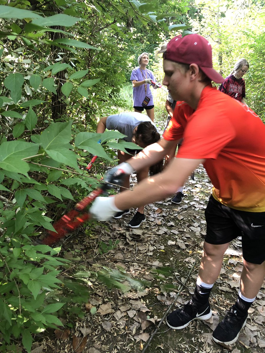 25HeatherHart's tweet photo. Center Grove Junior Day of Caring. What a great group of students, working hard at the Johnson County Park cleaning up the trails and learning about nature! #CGDOC2019  #liveUnited #E3CG https://t.co/IMIKjASqzd