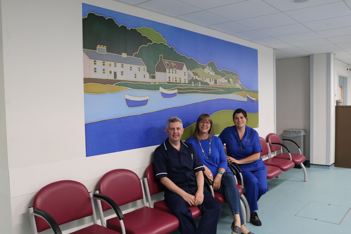 🎨 Vibrant images of familiar North Wales landscapes now adorn the walls of <a href="/YGEDBangor/">Ysbyty Gwynedd ED</a> thanks to local artist Jayne Huskisson!  🖼️
🔗 ow.ly/mHYl50w4rrR