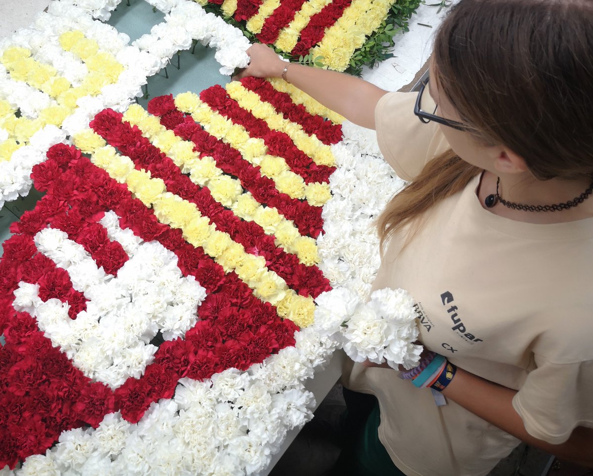 LaFACT_Fupar's tweet photo. 🙌Un any més, el Centre de jardineria i floristeria de Fupar ha elaborat composicions florals que lluiran durant la tradicional ofrena floral de la #Diada2019. 🤝 Moltes gràcies a les entitats que han tornat a confiar en els nostres serveis #garden #Fupar #Terrassa https://t.co/CwLkLBNPzW