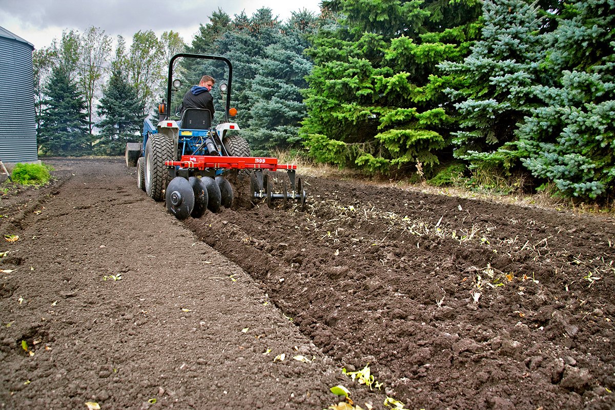Farm King discs are heavily constructed to provide long lasting equipment for multiple applications. All models can come equipped with notched, smooth style discs or a combination of both. #farmking

Learn More: bit.ly/32ChZRE