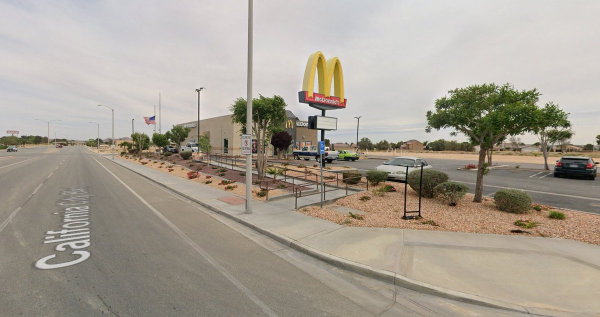 También cuenta con un pequeño aeródromo en funcionamiento, un circuito de carreras también en funcionamiento, una prisión estatal porque no hay ciudad yanqui sin cárcel y un señor McDonald's también muy yanqui.