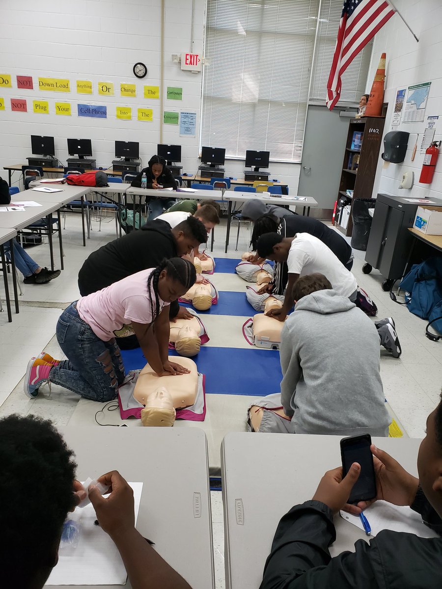 brown_whfd1201's tweet photo. Public Safety class learning CPR compressions #vancecoproud #viperpride https://t.co/qIwtfn4430