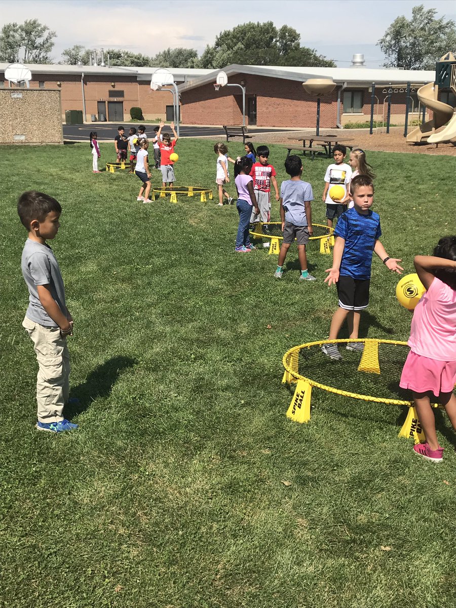 MrDavidPE21's tweet image. Ss ♥️ playing @Spikeball at @D59ForestView    @SpikeballEDU #spikeon #physed