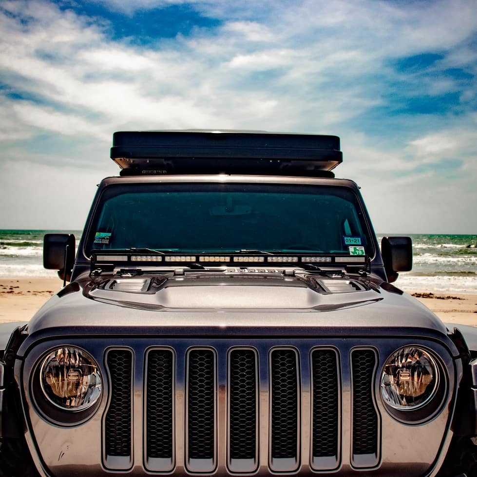 DiodeDynamics's tweet photo. Fits like it came from the factory that way 👌🏽 Our Hood LED Light Bar Kit for the 2018+ JL Wrangler utilizes OEM mounting points to secure a 50" Stage Series Light Bar without ANY drilling or cutting!
#diodedynamics #stageseries #jlwrangler #jeepwrangler #jlu #jeepjlwrangler https://t.co/XaQTd6vOfu