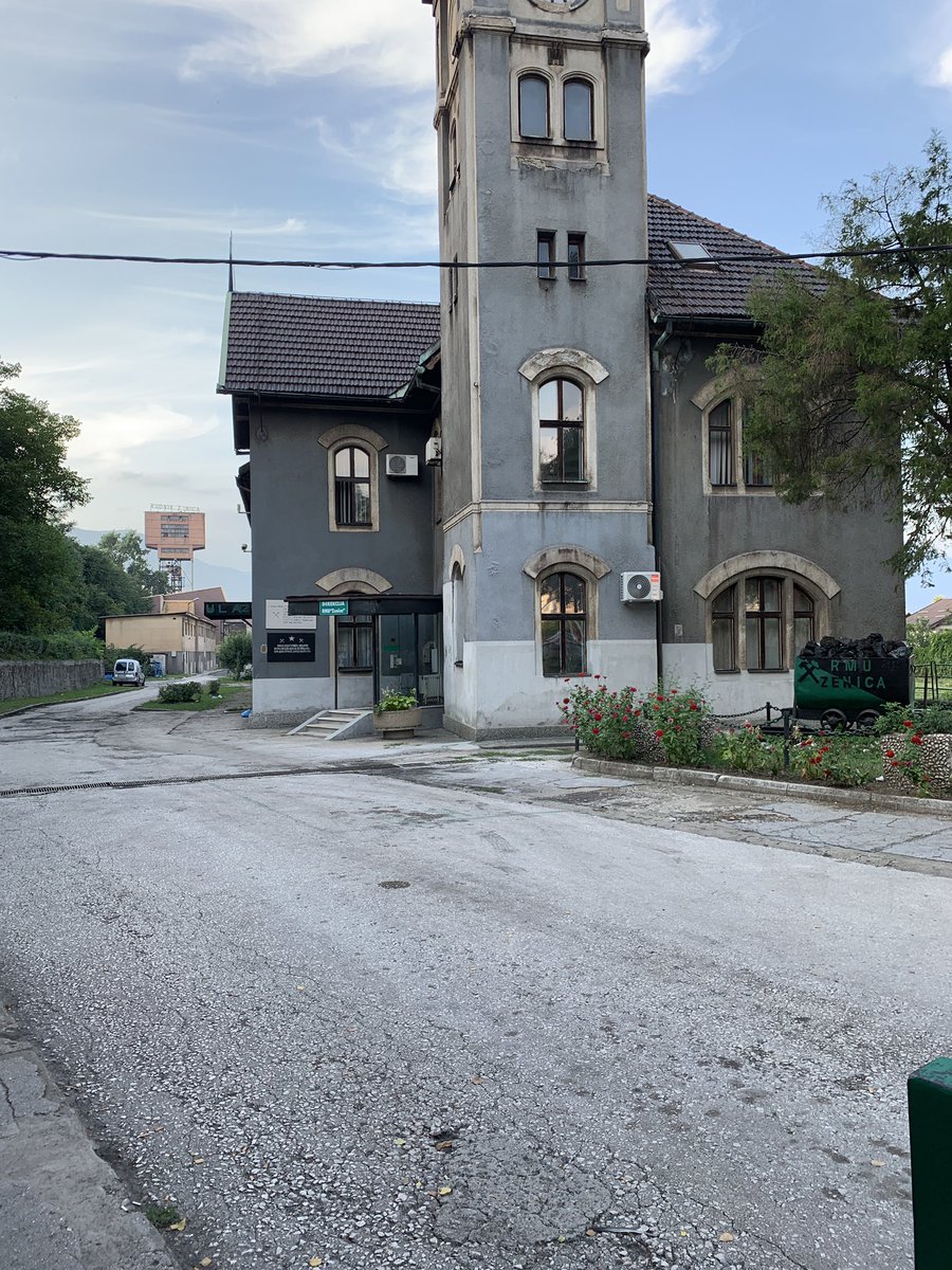 KaljicN1's tweet photo. Rudari RMU Zenica ostaju i dalke u štrajku ispod zemlje i nakon sastanka, razgovora sa predsj. sindikata rudara. Prva i druga smjena ispod zemlje, od 23h očekuje se priključivanje i treće. @N1infoSA #N1Sarajevo https://t.co/15Ds5WDIKE