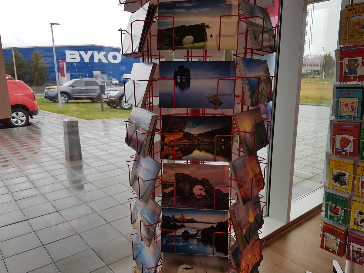 SiggiJess's tweet photo. Fullt af flottum póstkortum í póstkortastandinum í posthúsinu á Selfossi en ekkert af Selfossi. Hvernig skyldi standa á því? #aframselfoss https://t.co/IozxKqpasX