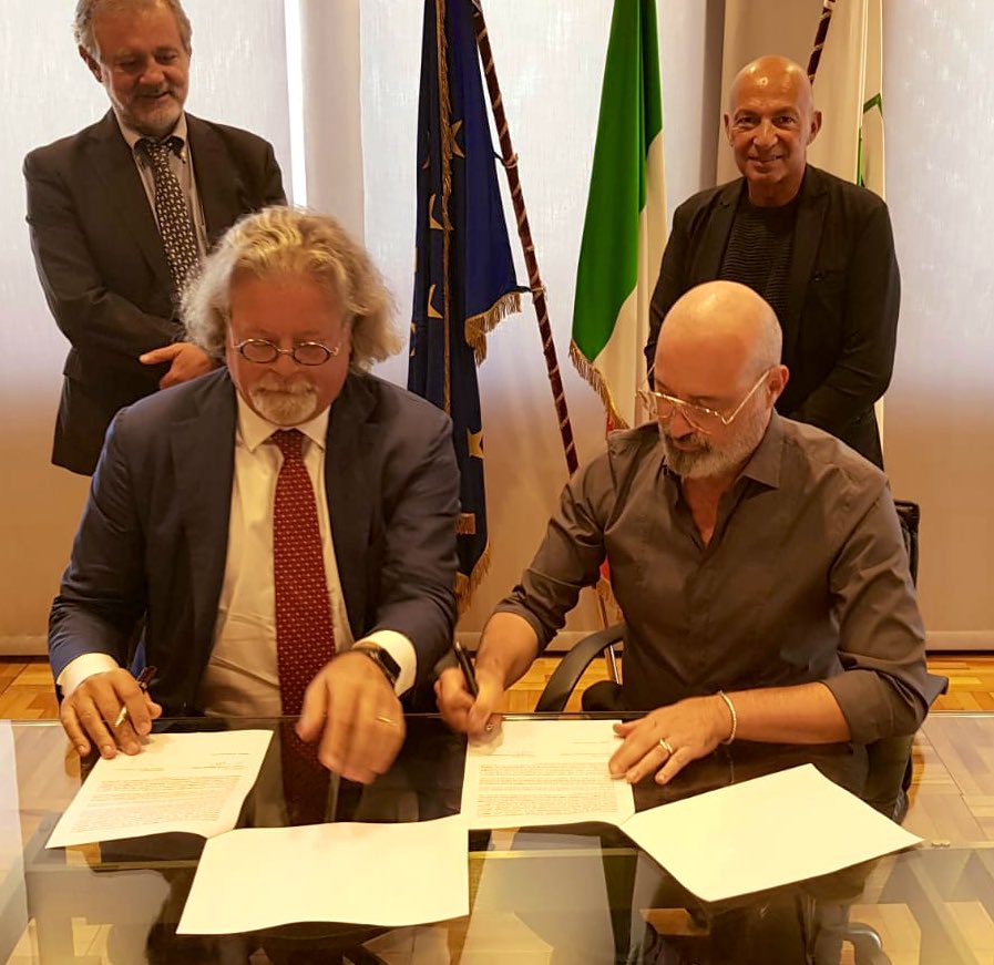 sbonaccini's tweet photo. Insieme al segretario generale @FimmgNazionale @SilvestroScotti ho firmato oggi in @RegioneER intesa per lavorare insieme ai medici di base al rafforzamento della sanità regionale del futuro. Al centro i servizi vicini ai cittadini, valorizzando il ruolo dei medici di famiglia https://t.co/3Ulwur3pPO