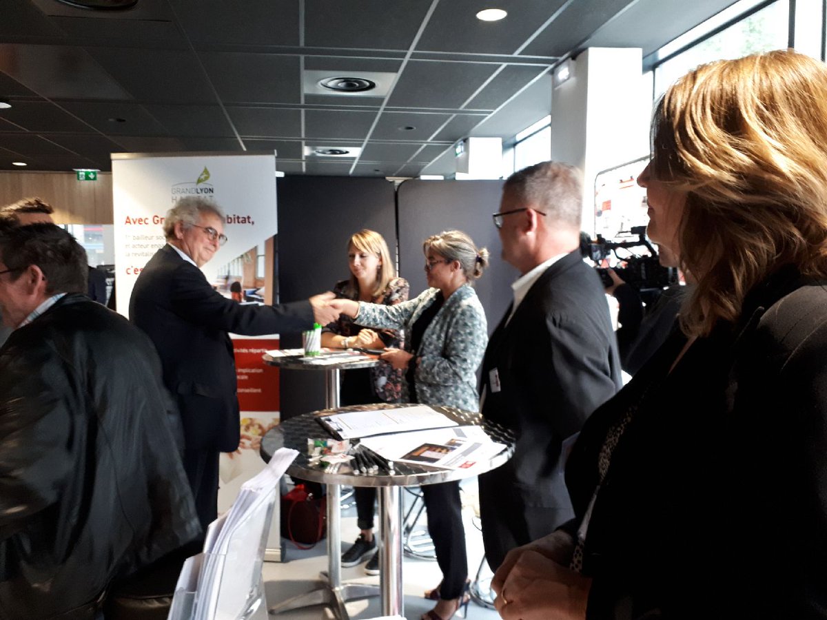 Curtis2016GLH's tweet photo. Merci  @CMA_69 et son président @alain_audouard pour  cette chouette  initiative  de mettre en relation les artisans,  les professionnels de l immobilier et les territoires en développement @GrandLyonHab https://t.co/VHDEJxLAxI