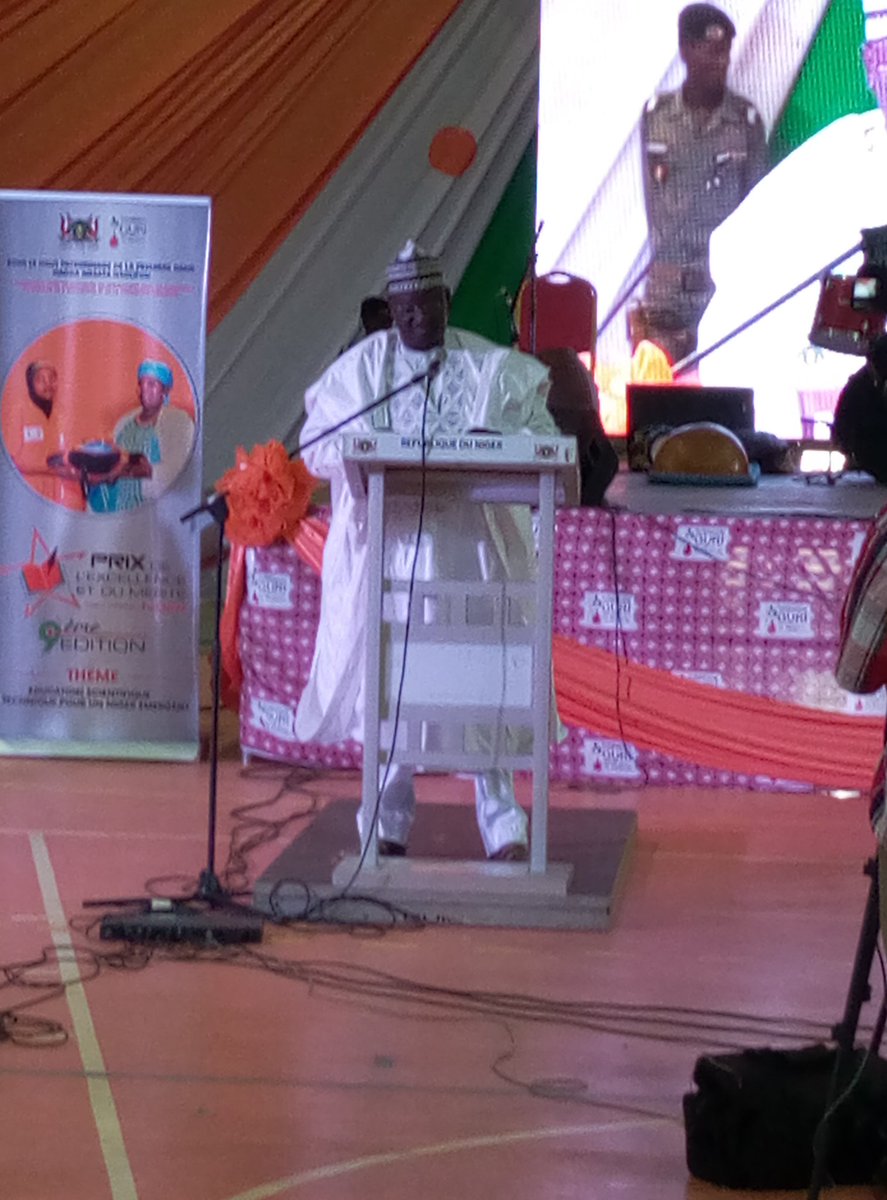 pemniger's tweet photo. 🎤: Le Ministre de l'Enseignement Secondaire: "... Je lance un appel à tous les étudiants de notre pays pour  redoubler d'effort afin de mériter ce prestigieux prix..." 

#PEM19
#Niger

@FondationGuri
@OAFLA 
@FirstLadyNiger https://t.co/WDbbNWwZMQ