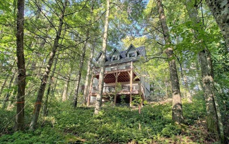 HSIR28741's tweet photo. NEW listing and NEW construction in Highlands!  No expense or detail was spared in the building of this in town 2 BR|2 1/2 BA Mirror Lake home. 142 Wyanoak Road is listed for $669,500 by @HighlandsNC1 .  Contact @HSIR28741 to schedule a tour or for more information today! https://t.co/A2Jzz7kPJp