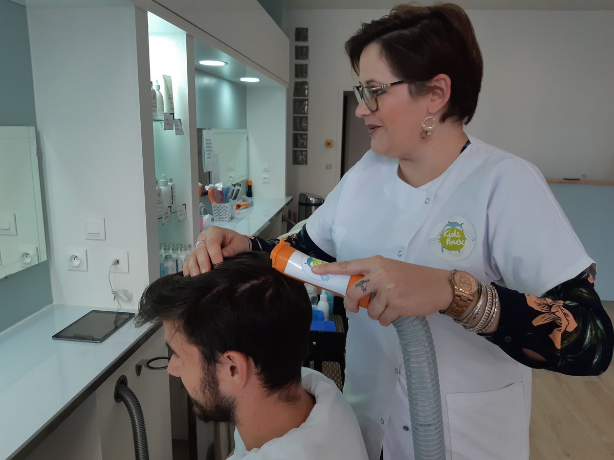 Les #poux sont de retour. Les centres antipoux se multiplient. Les solutions aussi comme...passer l'aspirateur <a href="/franceinter/">France Inter</a> franceinter.fr/emissions/l-es… <a href="/OPENHEALTH_Co/">OPENHEALTH_Co</a> <a href="/kidsPoux/">Kid's Poux</a> <a href="/Occitanie/">Région Occitanie</a> #cheveux