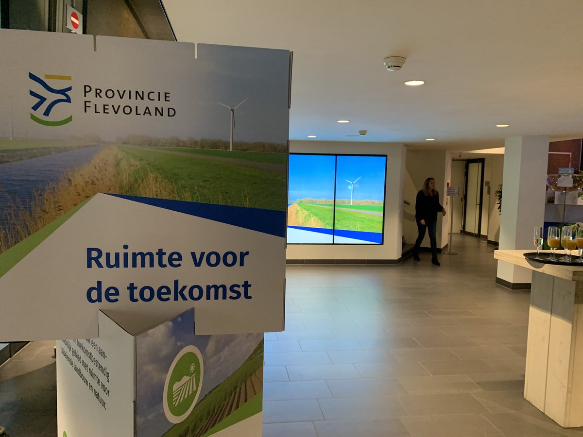 #Flevoland <a href="/flevonieuws/">Provincie Flevoland</a> laat zich met trots zien in Den Haag! #flevoland biedt ruimte voor de toekomst! College van GS samen met vele andere vertegenwoordigers uit Flevoland aanwezig in Den Haag.  Leuke gesprekken en verassende ontmoetingen in <a href="/nieuwspoort/">Nieuwspoort</a> met kamerleden e.a.