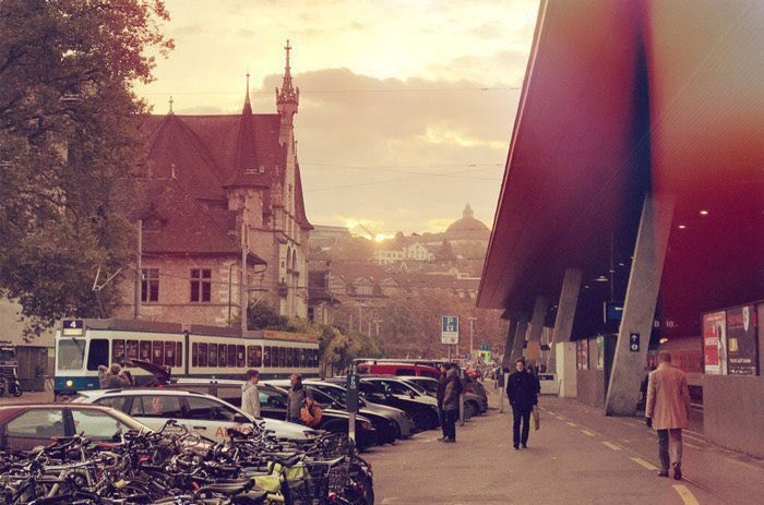 rstocker_sky's tweet photo. #RSARonStockerArt1st >
#Texts+ #Arts+ #Photos
📞 +41 79 481 47 66
ZURICH DAY NIGHT PHOTOS
«@Timothy_INT+ @nebssov💙 ihre #iPhone als Kamera. Ich, #RonaldStocker, #OldSchool 1955 – war in den #Achtzigern mit #Contax unterwegs. #NewGeneration – #NewWays.»
https://t.co/1cqobClsBD https://t.co/rfZDMBN6mm