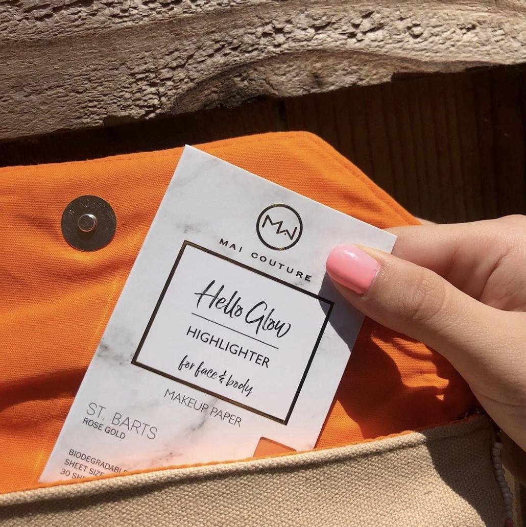 Going + Glowing ✨Glow refresh made simple. Fits in any size handbag! ❤️ What’s in your bag?

#glowup #youglowgirl #highlighter #bts #concert #travelmakeup #makeuptutorial #papermakeup #bblogger