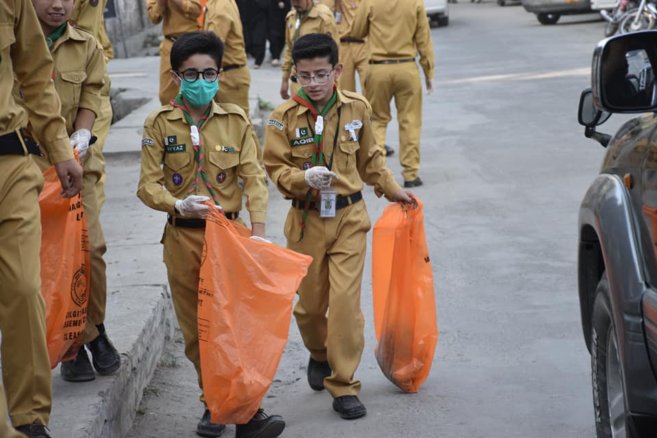 Members of the Ismaili Boy Scouts Association Gilgit cleaned the route of the 10th #Muharram2019 procession in Gilgit.
The drive was conducted under the supervision of the district administration in order to promote peace and harmony in #GilgitBaltistan.