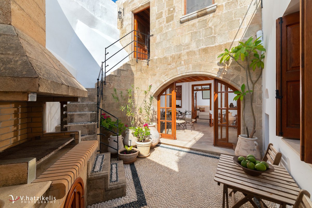ExclusiveLindos's tweet photo. Villa Valasia a 3 bedroomed villa in Lindos with spectacular views - https://t.co/MLyYbakI2n #villasingreece #Lindos #Rhodes #Greece #acropolisviews #seaviews #Septembersunshine #latedeals #ttot https://t.co/ttZGBZIEVa
