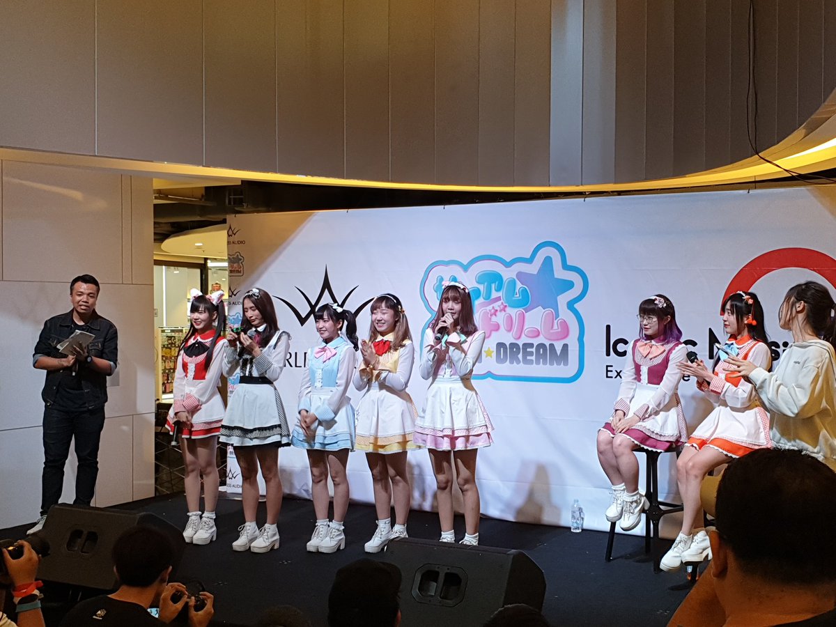 Puttiano's tweet photo. Siam☆Dream @ Fearless Audio × Siam☆Dream Fan Meeting by Iconic Music [2019.09.07] 🎧🛍

#SiamDream #サイドリ #IconicMusicThailand #FearlessAudio https://t.co/HMh14YDiPk
